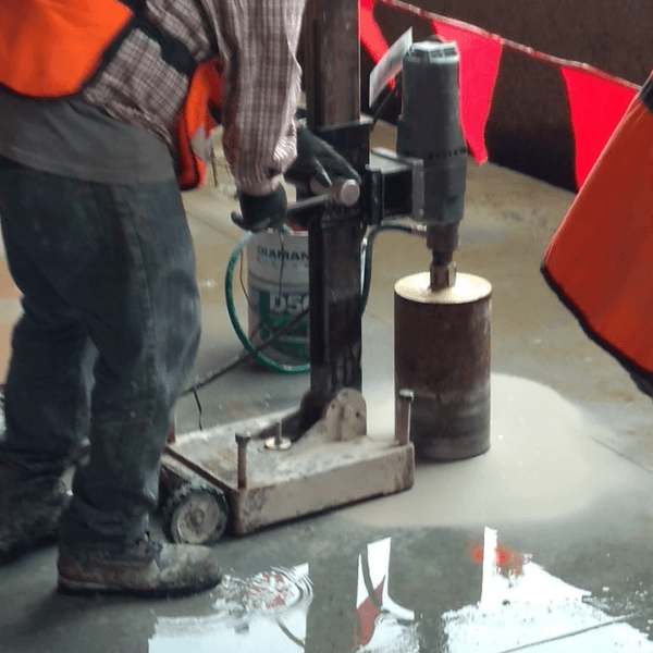 Perforadora de diamante extrayendo un núcleo de concreto en piso