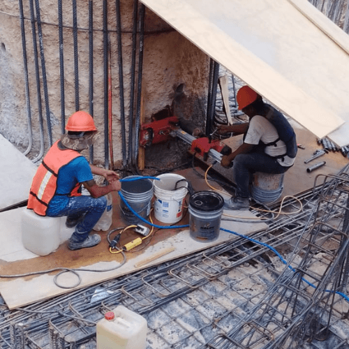 Técnicos perforando concreto armado con perforadora de diamante Hilti
